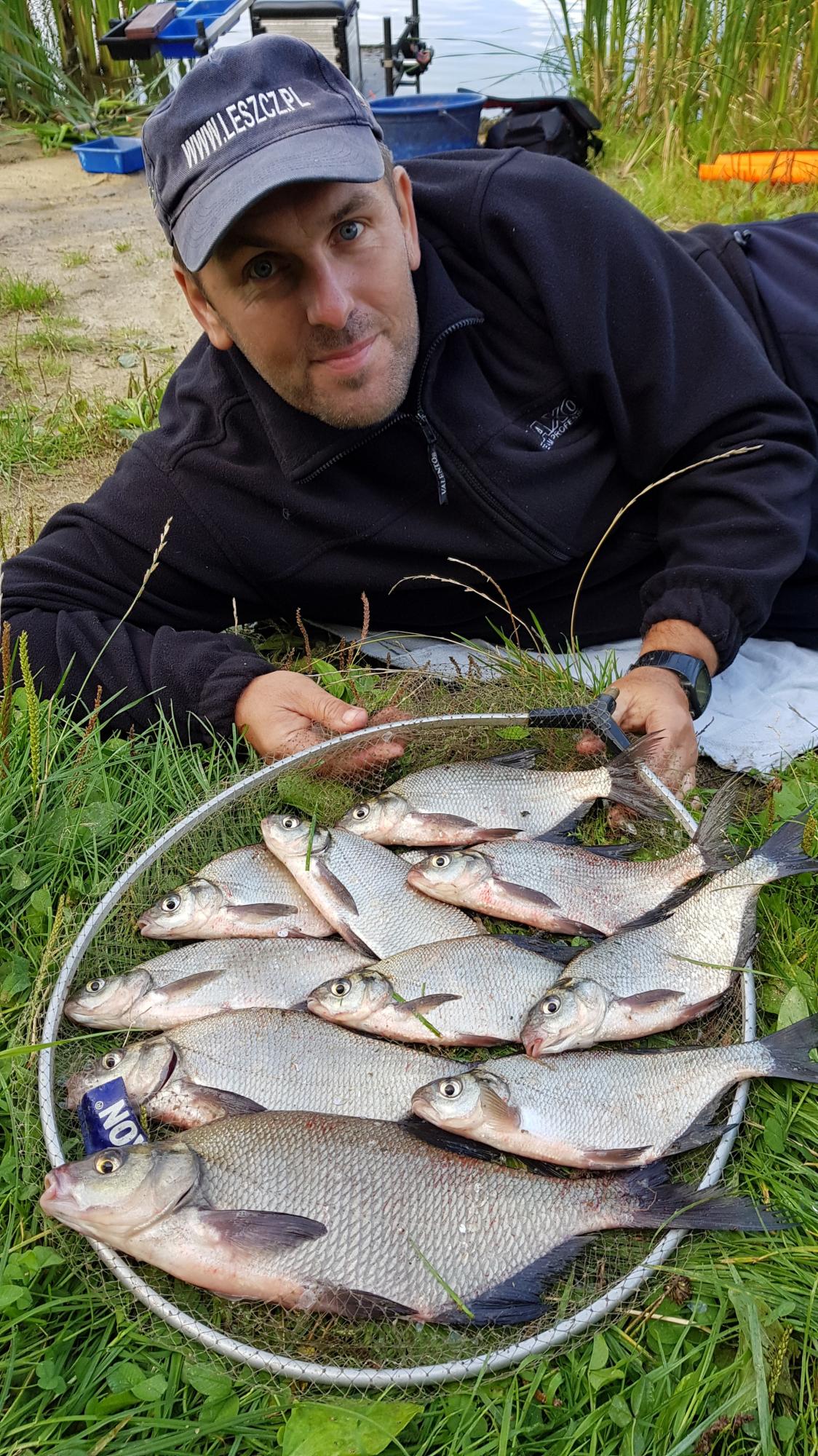 Zestaw na leszcza, na dendrobenę, lub czerwonego robaka. Spławik S-River